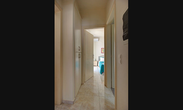 1-LEVEL WITH VIEWS ON A SQUARE WITH PLANE TREES