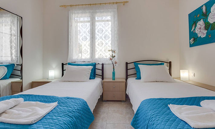 1-LEVEL WITH VIEWS ON A SQUARE WITH PLANE TREES