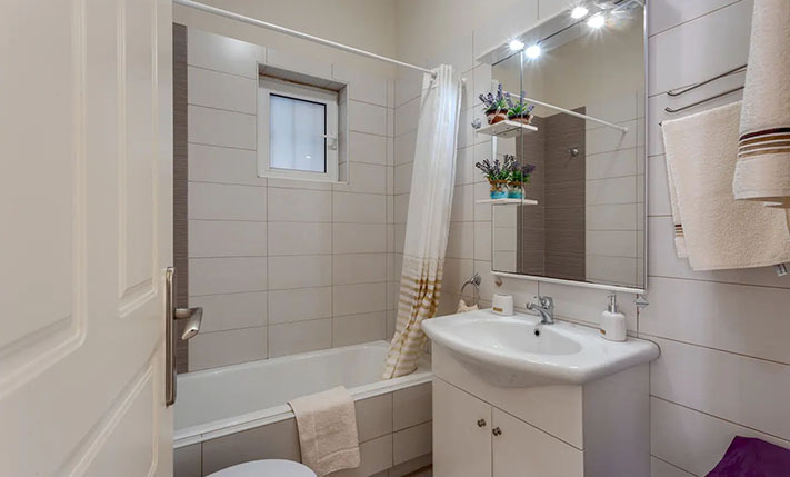 1-LEVEL WITH VIEWS ON A SQUARE WITH PLANE TREES