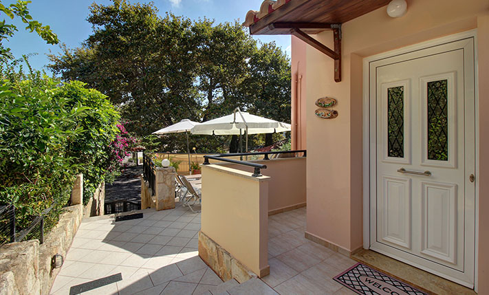 1-LEVEL WITH VIEWS ON A SQUARE WITH PLANE TREES