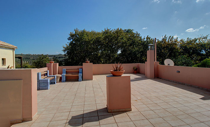 1-LEVEL WITH VIEWS ON A SQUARE WITH PLANE TREES