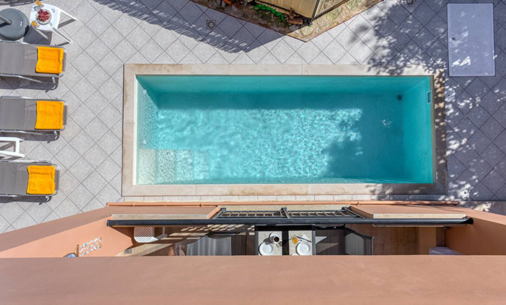 1-LEVEL WITH VIEWS ON A SQUARE WITH PLANE TREES