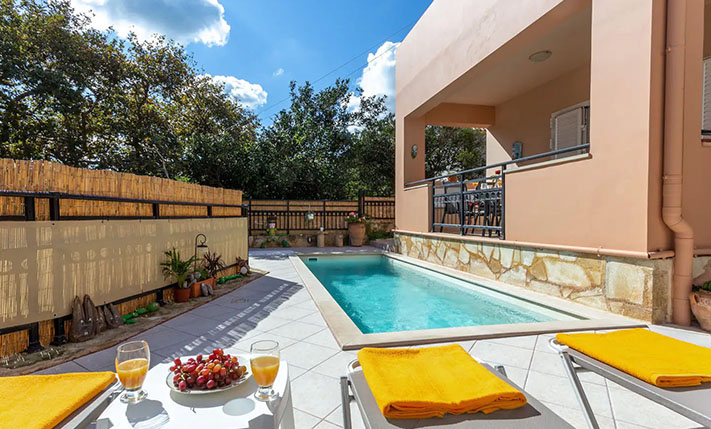 1-LEVEL WITH VIEWS ON A SQUARE WITH PLANE TREES