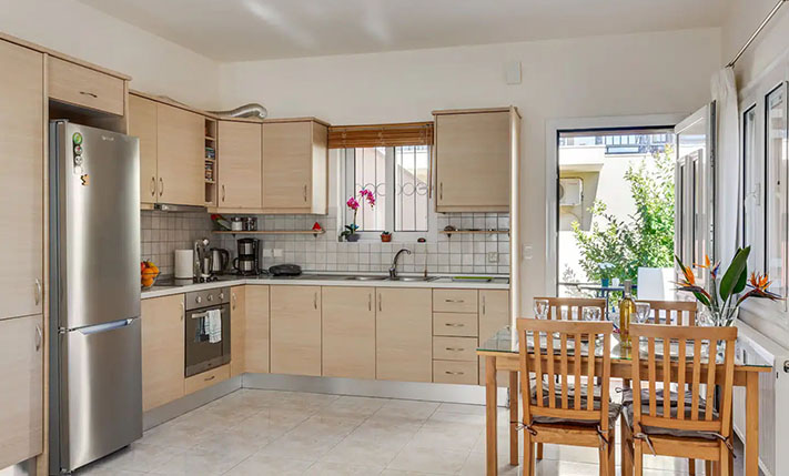 1-LEVEL WITH VIEWS ON A SQUARE WITH PLANE TREES