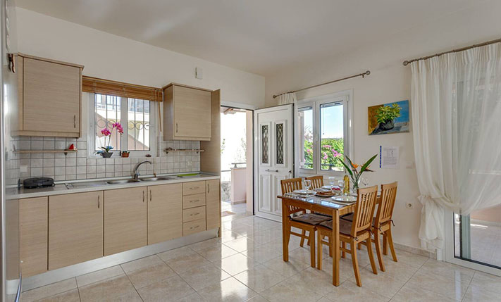 1-LEVEL WITH VIEWS ON A SQUARE WITH PLANE TREES