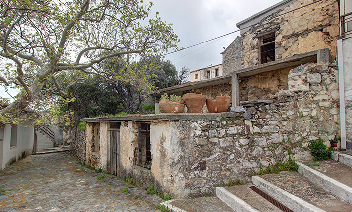 A HOUSE TO FIX IN STAGES WITH INCOME POTENTIAL