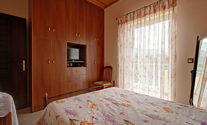 HOUSE WITH A GUESTS STUDIO & SEA VIEWS