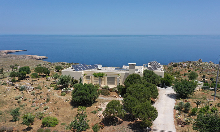 ECO-FRIENDLY VILLA AT THE EDGE OF APOKORONAS
