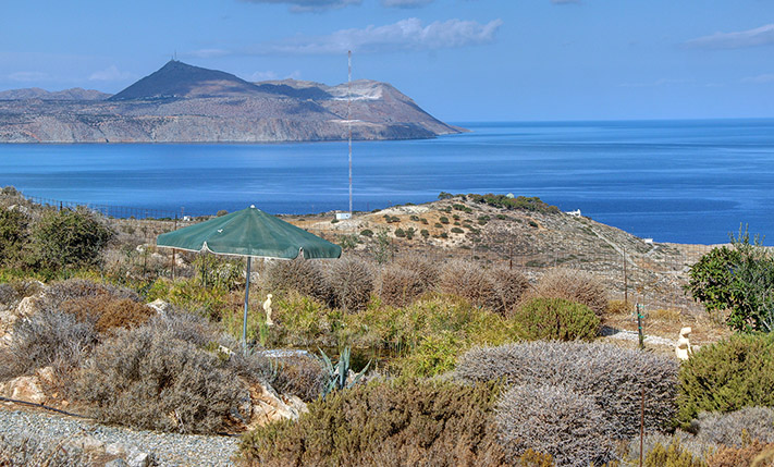 ΕΝΑ ΠΑΘΗΤΙΚΟ ΚΤΗΡΙΟ ΣΤΗΝ ΑΚΡΗ ΤΟΥ ΑΠΟΚΟΡΩΝΑ