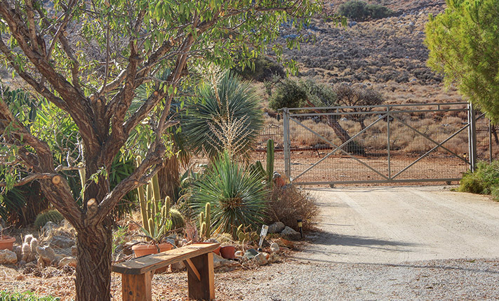 ECO-FRIENDLY VILLA AT THE EDGE OF APOKORONAS