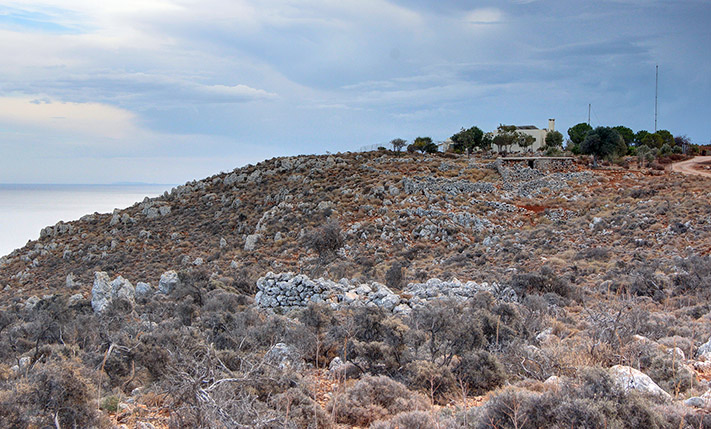 ΕΝΑ ΠΑΘΗΤΙΚΟ ΚΤΗΡΙΟ ΣΤΗΝ ΑΚΡΗ ΤΟΥ ΑΠΟΚΟΡΩΝΑ