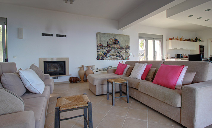 ECO-FRIENDLY VILLA AT THE EDGE OF APOKORONAS