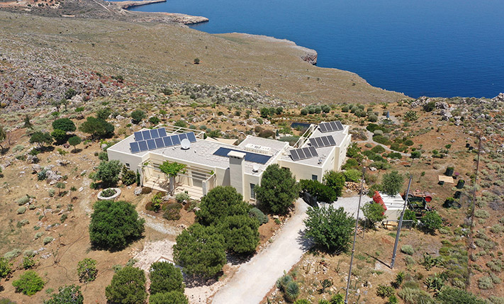 ECO-FRIENDLY VILLA AT THE EDGE OF APOKORONAS