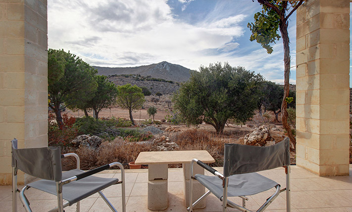 ECO-FRIENDLY VILLA AT THE EDGE OF APOKORONAS