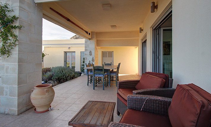 ECO-FRIENDLY VILLA AT THE EDGE OF APOKORONAS