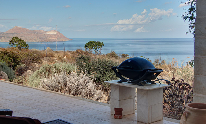 ΕΝΑ ΠΑΘΗΤΙΚΟ ΚΤΗΡΙΟ ΣΤΗΝ ΑΚΡΗ ΤΟΥ ΑΠΟΚΟΡΩΝΑ