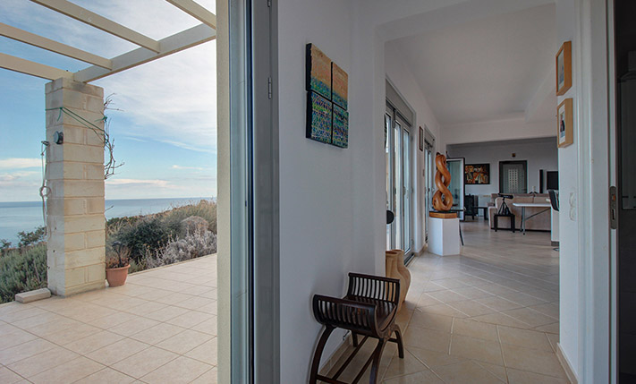 ECO-FRIENDLY VILLA AT THE EDGE OF APOKORONAS