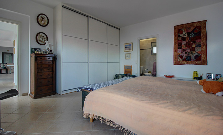 ECO-FRIENDLY VILLA AT THE EDGE OF APOKORONAS