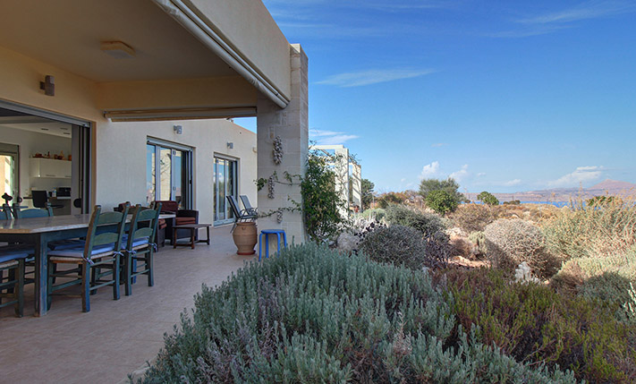 ΕΝΑ ΠΑΘΗΤΙΚΟ ΚΤΗΡΙΟ ΣΤΗΝ ΑΚΡΗ ΤΟΥ ΑΠΟΚΟΡΩΝΑ