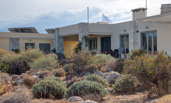 ECO-FRIENDLY VILLA AT THE EDGE OF APOKORONAS