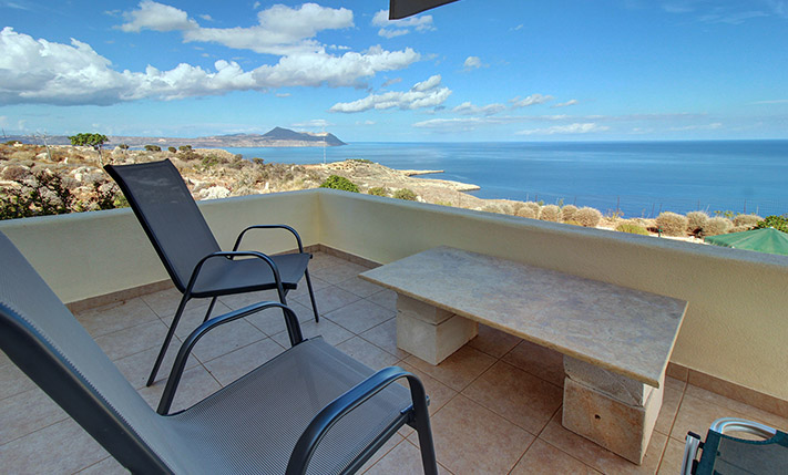 ECO-FRIENDLY VILLA AT THE EDGE OF APOKORONAS