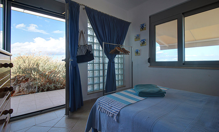 ECO-FRIENDLY VILLA AT THE EDGE OF APOKORONAS