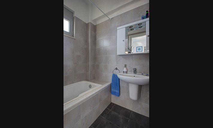 ΕΝΑ ΠΑΘΗΤΙΚΟ ΚΤΗΡΙΟ ΣΤΗΝ ΑΚΡΗ ΤΟΥ ΑΠΟΚΟΡΩΝΑ