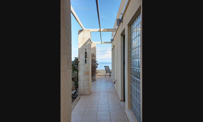 ECO-FRIENDLY VILLA AT THE EDGE OF APOKORONAS