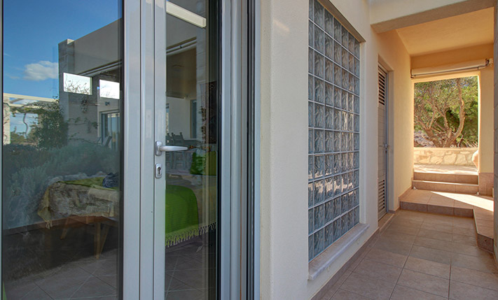 ECO-FRIENDLY VILLA AT THE EDGE OF APOKORONAS