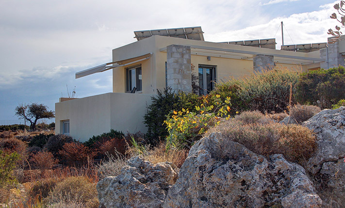 ECO-FRIENDLY VILLA AT THE EDGE OF APOKORONAS