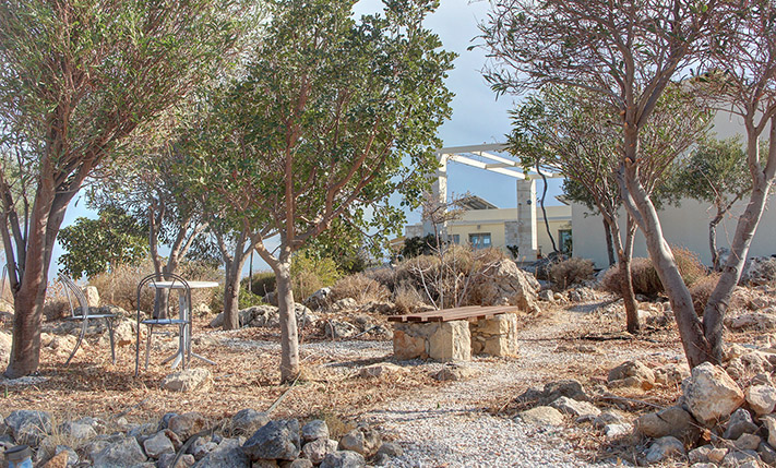 ECO-FRIENDLY VILLA AT THE EDGE OF APOKORONAS