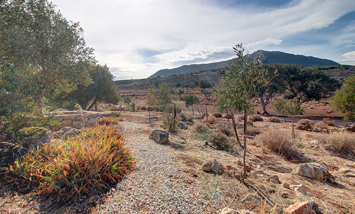 ECO-FRIENDLY VILLA AT THE EDGE OF APOKORONAS