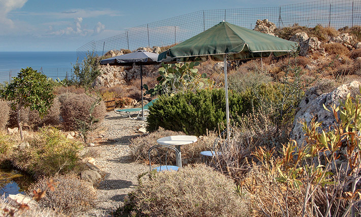 ΕΝΑ ΠΑΘΗΤΙΚΟ ΚΤΗΡΙΟ ΣΤΗΝ ΑΚΡΗ ΤΟΥ ΑΠΟΚΟΡΩΝΑ