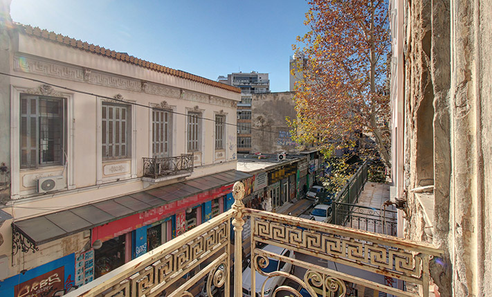 LISTED GEM ON A HIGH-COMMERCIAL-TRAFFIC STREET