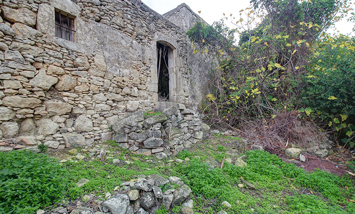 POTENTIAL WITH PLENTY OF EXTRA BUILDABLE SPACE