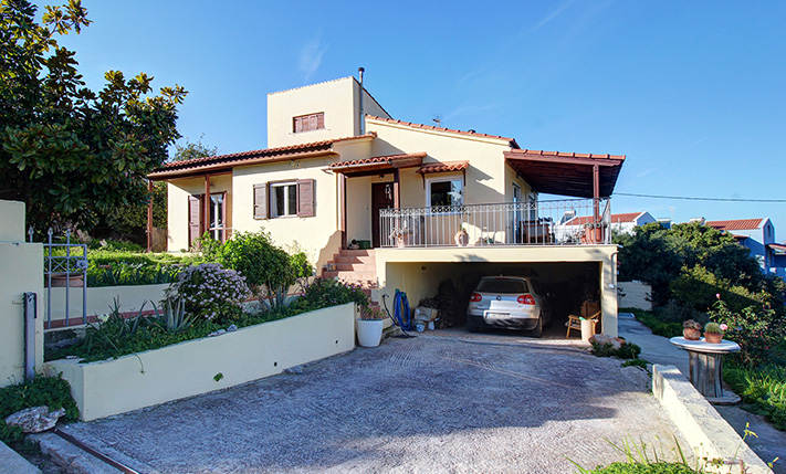 SPACIOUS RESIDENCE IN THE CITY OUTSKIRTS