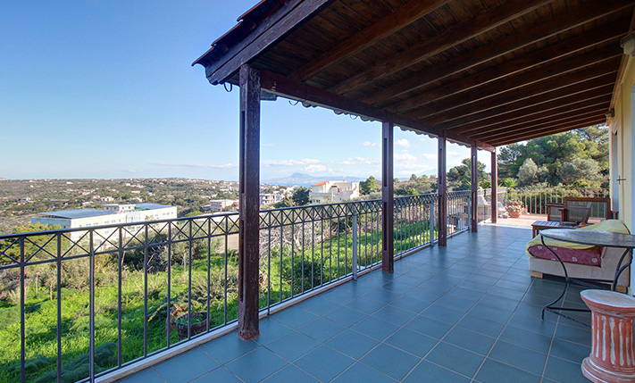 SPACIOUS RESIDENCE IN THE CITY OUTSKIRTS