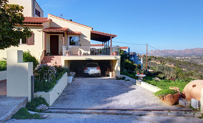 SPACIOUS RESIDENCE IN THE CITY OUTSKIRTS