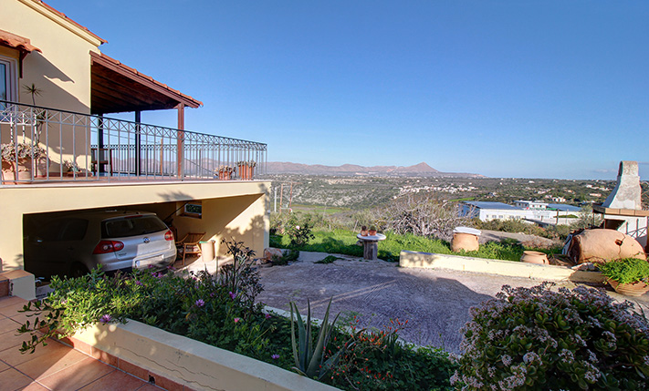 SPACIOUS RESIDENCE IN THE CITY OUTSKIRTS