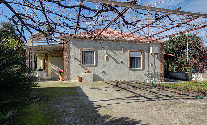 1-LEVEL ON A SPACIOUS PLOT SOUTHWEST OF CHANIA