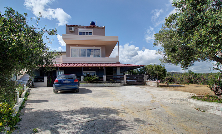 GROUND-LEVEL FAMILY APARTMENT WITH SEA VIEWS