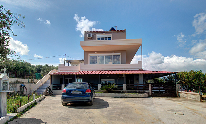 GROUND-LEVEL FAMILY APARTMENT WITH SEA VIEWS