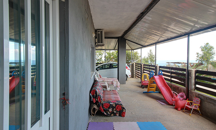 GROUND-LEVEL FAMILY APARTMENT WITH SEA VIEWS