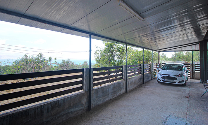 GROUND-LEVEL FAMILY APARTMENT WITH SEA VIEWS