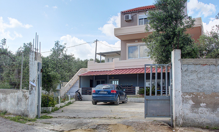 GROUND-LEVEL FAMILY APARTMENT WITH SEA VIEWS