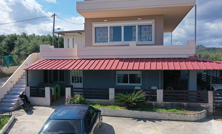 GROUND-LEVEL FAMILY APARTMENT WITH SEA VIEWS