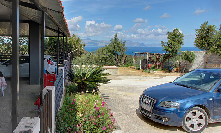 GROUND-LEVEL FAMILY APARTMENT WITH SEA VIEWS