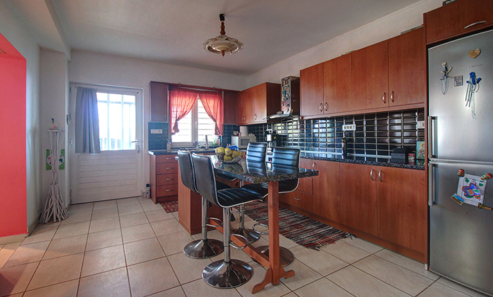 GROUND-LEVEL FAMILY APARTMENT WITH SEA VIEWS