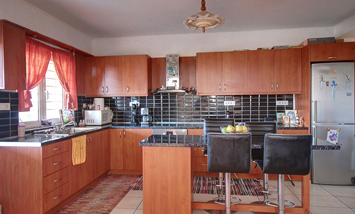 GROUND-LEVEL FAMILY APARTMENT WITH SEA VIEWS