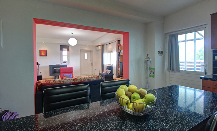 GROUND-LEVEL FAMILY APARTMENT WITH SEA VIEWS